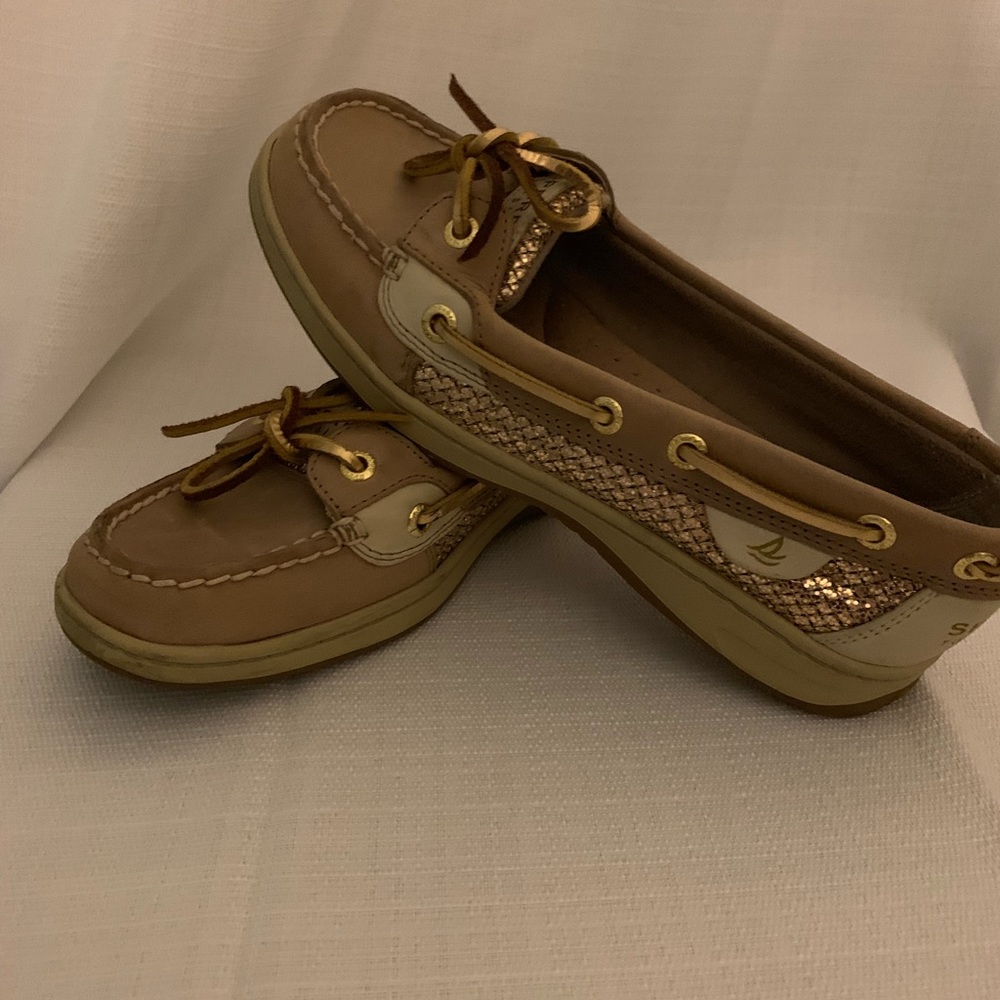 Women’s tan/gold sperry